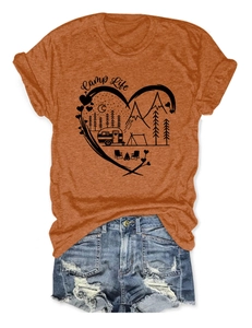 Λεπτομέρεια από πορτοκαλί Camp Life t-shirt με φθαρμένο τζιν σορτς σε λευκό φόντο