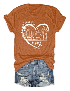 Λεπτομέρεια γραφικού Camp Life σε τερακότα t-shirt με σκισμένο τζιν σορτς σε λευκό φόντο