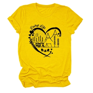 Λεπτομέρεια κίτρινου Camp Life T-shirt με γραφικό σχέδιο κάμπινγκ σε σχήμα καρδιάς