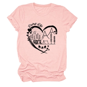 Λεπτομέρεια ροζ βαμβακερού T-shirt με γραφικό τύπωμα Camp Life σε σχήμα καρδιάς
