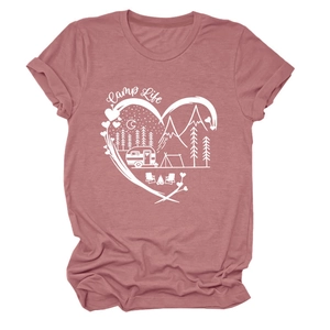Λεπτομέρεια από σάπιο μήλο T-shirt με τύπωμα Camp Life, γυρισμένα μανίκια και στρογγυλή λαιμόκοψη
