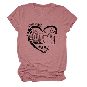Λεπτομέρεια του τυπώματος Camp Life σε dusty rose βαμβακερό t-shirt με στρογγυλή λαιμόκοψη