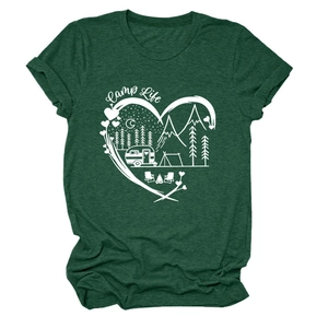 Λεπτομέρεια από σκούρο πράσινο βαμβακερό T-shirt με λευκό σχέδιο καρδιάς Camp Life