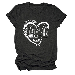 Λεπτομέρεια από γκρι Camp Life t-shirt με λευκό σχέδιο κάμπινγκ σε σχήμα καρδιάς