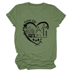 Λεπτομέρεια του Camp Life T-shirt σε χακί χρώμα με τύπωμα καρδιάς και κάμπινγκ θέμα