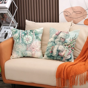 Weihnachtskissenbezüge mit Schneemann und Weihnachtsmann Motiven auf einem Wohnzimmer Sofa
