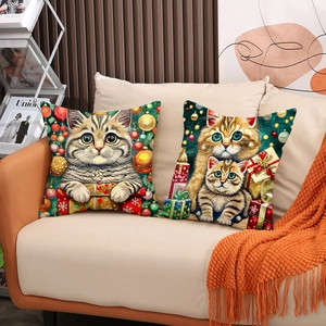 Set di 2 fodere per cuscini gatto di Natale su divano in pelle in ambiente domestico