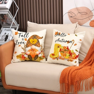 Fundas de cojín decorativas de otoño con gnomo y calabaza en un cómodo sofá beige