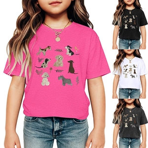Détail de t-shirts en coton pour enfants avec motifs de chiens en quatre couleurs