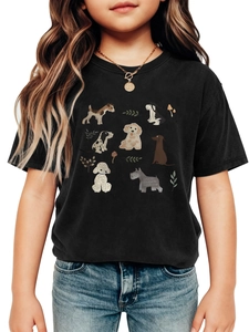 Détail du t-shirt noir pour enfant avec imprimé de chiens de dessin animé et petits champignons