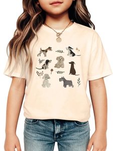 Gros plan sur un t-shirt beige pour enfant avec motifs de chiens et col rond classique