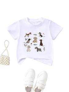 Vue détaillée d'un t-shirt blanc pour enfants avec motifs de chiens mignons et plantes