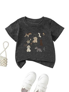 Détail du t-shirt gris pour enfant avec imprimé chiens et baskets blanches assorties