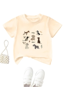 Détail du t-shirt en coton pour enfants avec motifs de chiens mignons et col rond classique