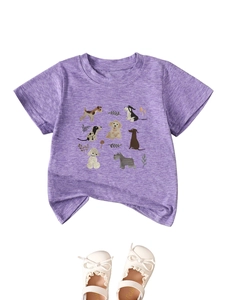 Gros plan d'un t-shirt violet pour enfants avec imprimé chien mignon et texture douce