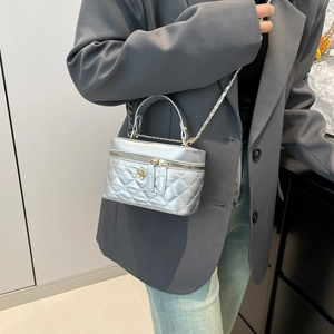 Sac à bandoulière argenté matelassé avec finition métallisée et breloque fleur