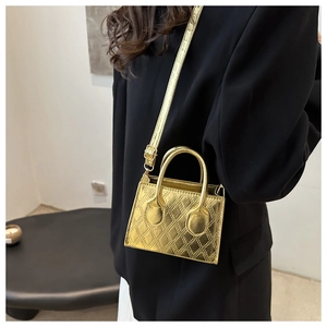 Dettaglio di una mini borsa in pelle verniciata dorata con trapuntatura metallizzata