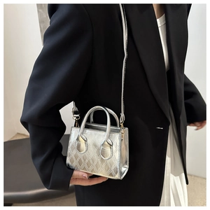 Dettaglio mini borsa in pelle verniciata argento con motivo trapuntato e finitura metallica