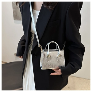 Mini borsa a tracolla argento con motivo a rombi trapuntati indossata da una modella
