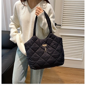 Sac cabas noir matelassé avec breloque cerf doré et grande capacité de rangement