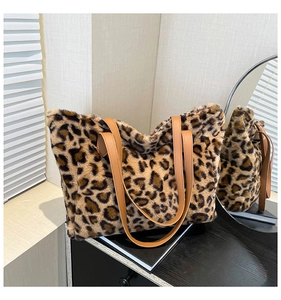 Détail d'un sac cabas en fausse fourrure léopard avec bandoulières en cuir brun