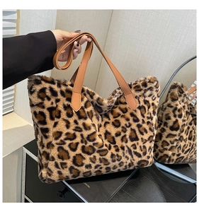 Détail d'un sac cabas en fausse fourrure léopard avec anses en cuir marron et texture douce