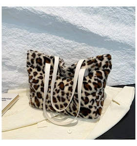 Détail du cabas en fausse fourrure léopard avec bandoulières en cuir blanc chic