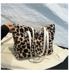 Détails de texture du sac cabas en peluche léopard avec poignée en cuir blanc