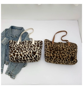 Détails de deux sacs cabas en fausse fourrure léopard avec anses en cuir crème et marron chaud