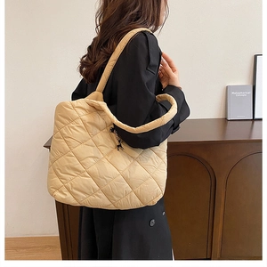 Vue détaillée du grand sac cabas matelassé en nylon beige pour les déplacements quotidiens
