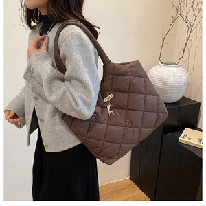 Détail du grand sac cabas matelassé marron avec pendentif cerf doré et losanges
