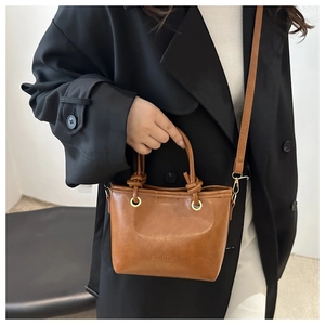 Vue détaillée d'un sac seau en cuir marron avec gaufrage fashion et bandoulière