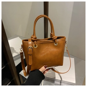 Vue détaillée du sac seau marron caramel avec poignées nouées et logo fashion imprimé