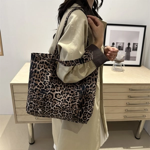 Fashionable leopard print tote bag with large capacity and double handles for women