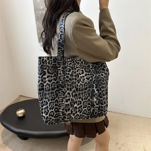 Large capacity leopard print tote bag for women stylish shoulder bag in casual style