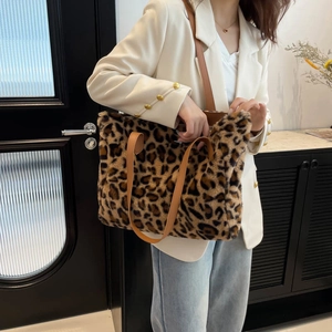 Sac fourre-tout tendance en peluche imprimé léopard avec bandoulières en similicuir brun