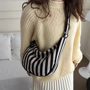 Sac bandoulière demi-lune chic à rayures noires et blanches avec bandoulière réglable