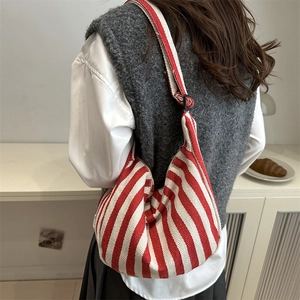 Sac hobo en toile rayé rouge et blanc pour femme avec large bandoulière réglable