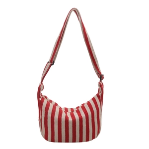 Sac hobo en toile à rayures rouges et blanches avec bandoulière réglable
