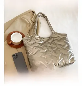 Dettaglio della borsa tote trapuntata argento in tessuto metallizzato imbottito