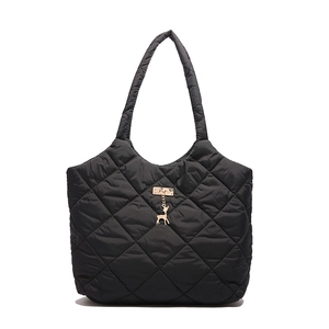 Sac fourre-tout matelassé noir pour femme avec élégant pendentif cerf doré