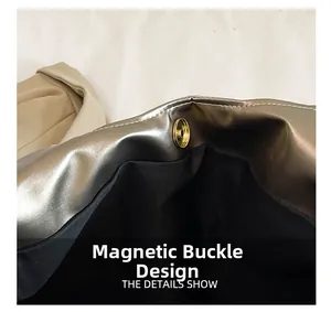 Dettaglio ravvicinato della chiusura magnetica su borsa tote trapuntata metallica