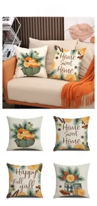 Détail de housses de coussin en lin d'automne avec imprimés de citrouille et plantes