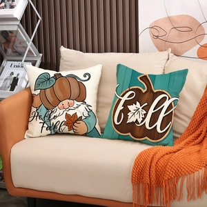 Fundas de cojín de otoño con calabazas y gnomos en el sofá con una manta de punto suave