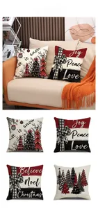 Détails de quatre housses de coussin de Noël en lin avec imprimés festifs de sapin
