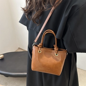Mini sac cabas marron en cuir avec texte FASHION, poignées nouées et bandoulière