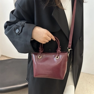 Sac seau vintage bordeaux avec poignée torsadée et inscription fashion en relief