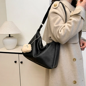 Sac hobo chic en cuir noir pour femme avec breloque ours en peluche et grand volume
