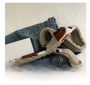 Détail de la bandoulière en peluche avec motif tricoté tricolore pour sacs seau