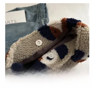 Gros plan sur le fermoir magnétique d'un sac à bandoulière en peluche patchwork